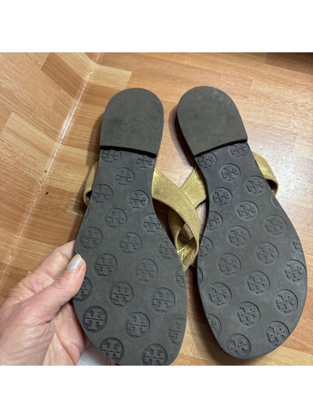 Tory Burch thora flat thong gold leather sandals size 8 - Picture 6 of 8